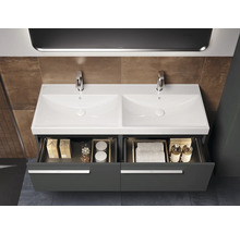 Meuble-lavabo double avec tiroirs ouverts dans la salle de bain