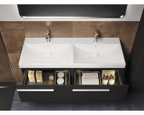 Meuble-lavabo double avec système de tiroirs ouverts dans la salle de bain