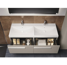 Meuble double vasque avec système de tiroirs ouverts dans une salle de bain