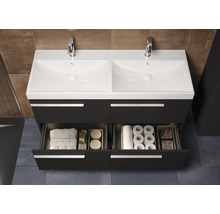 Meuble-lavabo double avec meuble bas, tiroirs ouverts et accessoires de salle de bain.