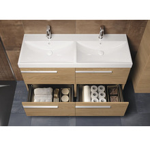 Meuble-lavabo avec deux vasques, robinets et tiroirs contenant des serviettes et du papier toilette pour l'aménagement de la salle de bains
