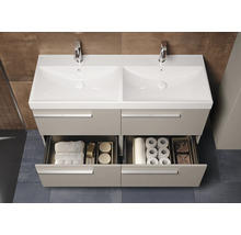Meuble-lavabo avec deux vasques, robinetterie et tiroirs ouverts avec serviettes et papier toilette