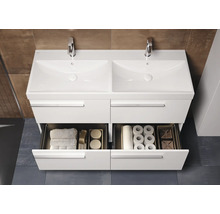 Meuble-lavabo double avec système de tiroirs ouverts pour le rangement de la salle de bains