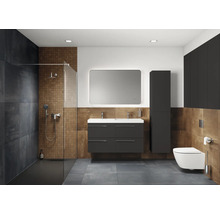 Salle de bain moderne avec douche, lavabo, miroir et toilettes
