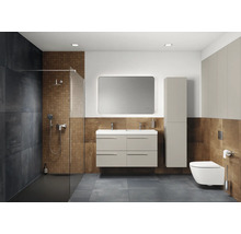 Salle de bains avec douche, lavabo, miroir, toilettes et carrelage