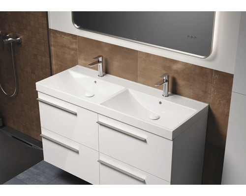 Salle de bains avec double vasque, meuble sous-vasque, robinetterie et miroir