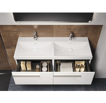 Meuble-lavabo double avec tiroirs ouverts et accessoires de salle de bains