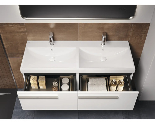 Meuble double vasque avec tiroirs ouverts dans une salle de bains