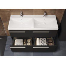 Meuble double vasque avec meuble bas et tiroirs ouverts pour ranger les accessoires de salle de bain