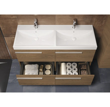 Double vasque avec meuble sous-vasque en bois et deux tiroirs ouverts pour ranger les accessoires de salle de bain