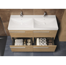 Salle de bains avec meuble-lavabo double en bois et deux tiroirs ouverts avec des accessoires de salle de bains