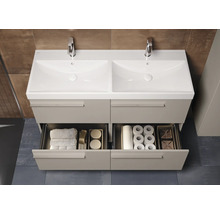 Meuble sous-vasque avec deux lavabos, robinets et tiroirs ouverts pour ranger les articles de toilette