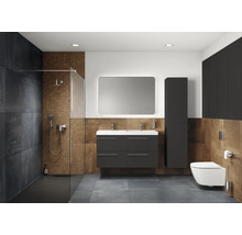 Salle de bain moderne avec douche, lavabo, miroir et toilettes