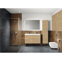 Salle de bains moderne avec douche, lavabo, miroir et toilettes