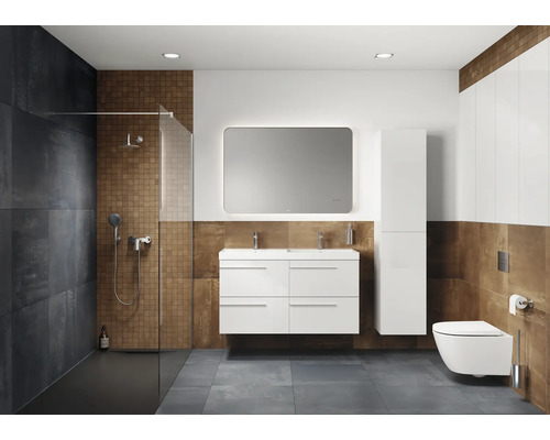 Salle de bain moderne avec douche, lavabo, miroir et toilettes