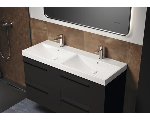 Salle de bains avec meuble sous-lavabo, double vasque et miroir