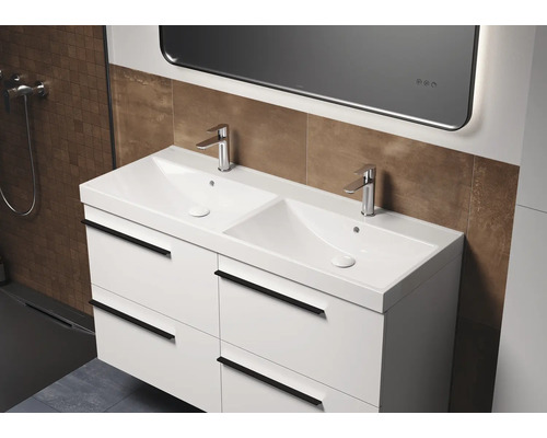 Meuble double vasque avec meuble sous-vasque et deux robinets dans la salle de bain