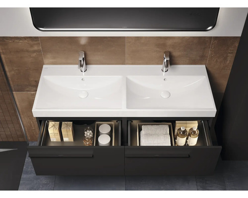 Meuble-lavabo double avec tiroirs ouverts et robinetterie