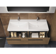 Meuble-lavabo double avec meuble bas ouvert dans salle de bain