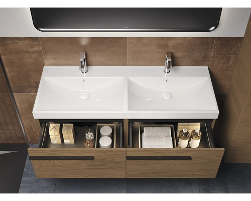 Meuble-lavabo double avec meuble bas ouvert dans salle de bain