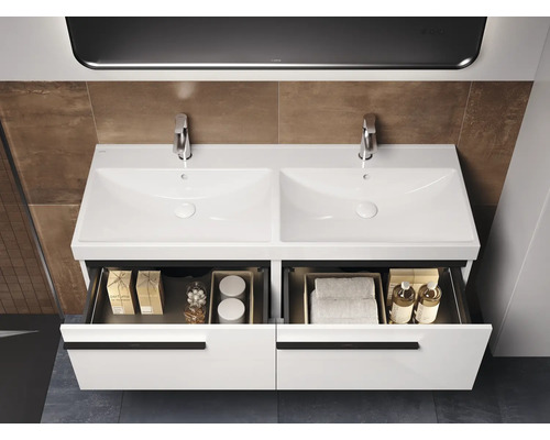 Meuble sous-vasque double avec tiroirs ouverts dans une salle de bain