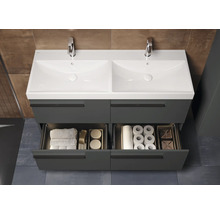 Meuble-lavabo avec double vasque, robinetterie et tiroirs ouverts avec serviettes et accessoires de salle de bains