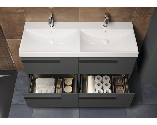 Meuble-lavabo avec double vasque, robinetterie et tiroirs ouverts avec serviettes et accessoires de salle de bains