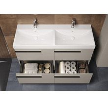 Meuble-lavabo double avec meuble bas ouvert et accessoires de salle de bain