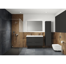Salle de bain moderne avec douche, lavabo, miroir et toilettes