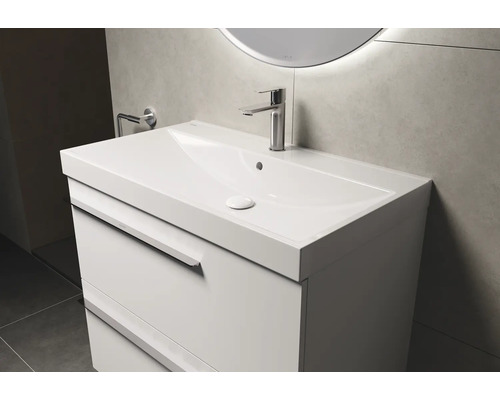 Meuble-lavabo blanc avec vasque et robinet dans la salle de bain.