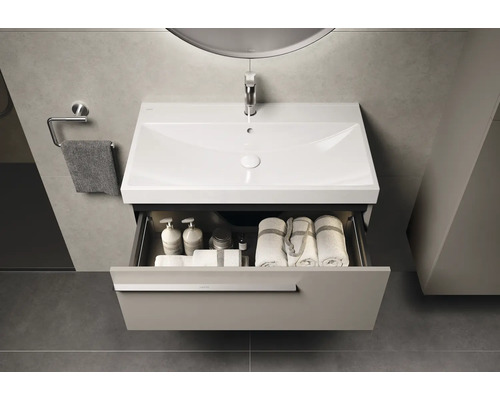 Meuble-lavabo avec tiroir, robinet de lavabo, serviette et porte-serviette dans la salle de bain