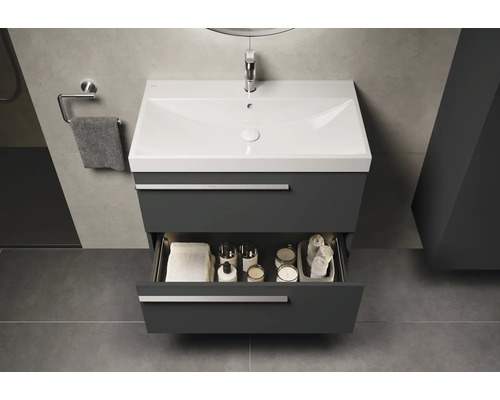Meuble sous-lavabo avec tiroir ouvert dans une salle de bain