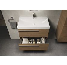 Meuble sous-lavabo avec tiroir ouvert dans la salle de bain