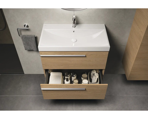 Salle de bains avec meuble sous-lavabo et tiroir ouvert