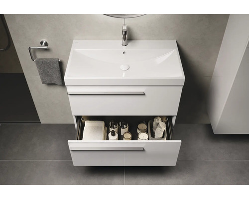 Meuble-lavabo avec tiroir ouvert dans la salle de bain