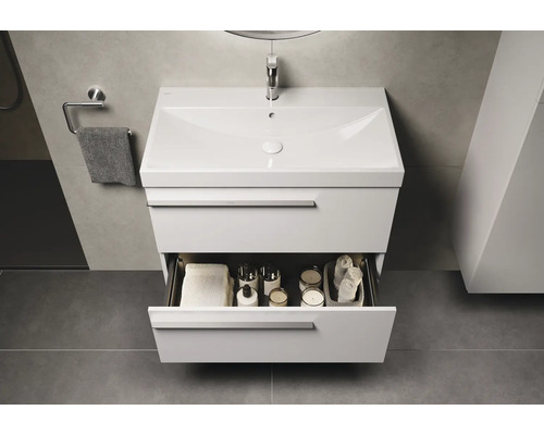 Meuble-lavabo avec tiroir ouvert dans salle de bain