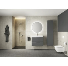 Salle de bain moderne avec douche, lavabo, miroir et toilettes.