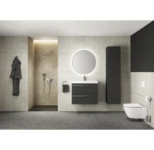 Salle de bain moderne avec douche, lavabo, miroir et toilettes