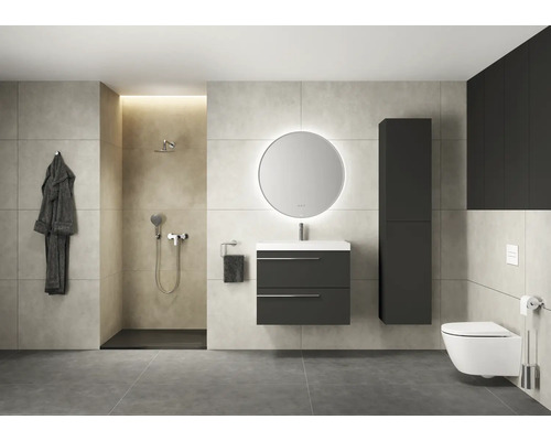 Salle de bain moderne avec douche, lavabo, miroir et toilettes