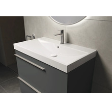 Meuble-lavabo avec tiroirs, robinet de lavabo et porte-serviettes dans la salle de bains
