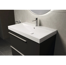 Meuble sous-lavabo avec lavabo et robinet dans la salle de bain.