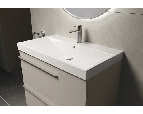 Meuble-lavabo avec armoire et robinet dans la salle de bain