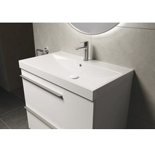 Salle de bains avec meuble sous-lavabo blanc, robinetterie et miroir