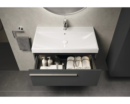 Salle de bains moderne avec meuble sous-vasque, tiroir ouvert et serviettes