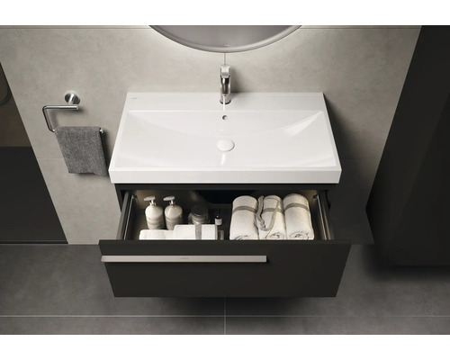 Meuble-lavabo avec tiroir ouvert, serviettes et produits de soins à l'intérieur, design de salle de bains moderne