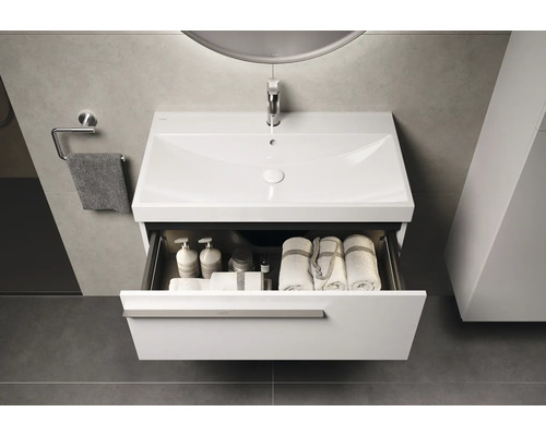 Meuble sous-vasque avec tiroir ouvert, lavabo, robinet et porte-serviettes