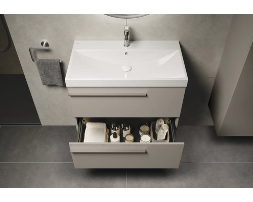 Salle de bains avec meuble sous-vasque avec tiroir ouvert, serviette et porte-serviettes