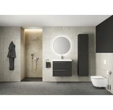Salle de bain moderne avec douche, meuble-lavabo, armoire de toilette et WC.