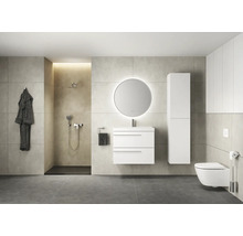 Salle de bain moderne avec douche, meuble-lavabo, miroir et toilettes dans des couleurs claires