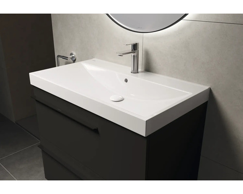 Meuble sous-lavabo avec lavabo et robinet dans la salle de bain